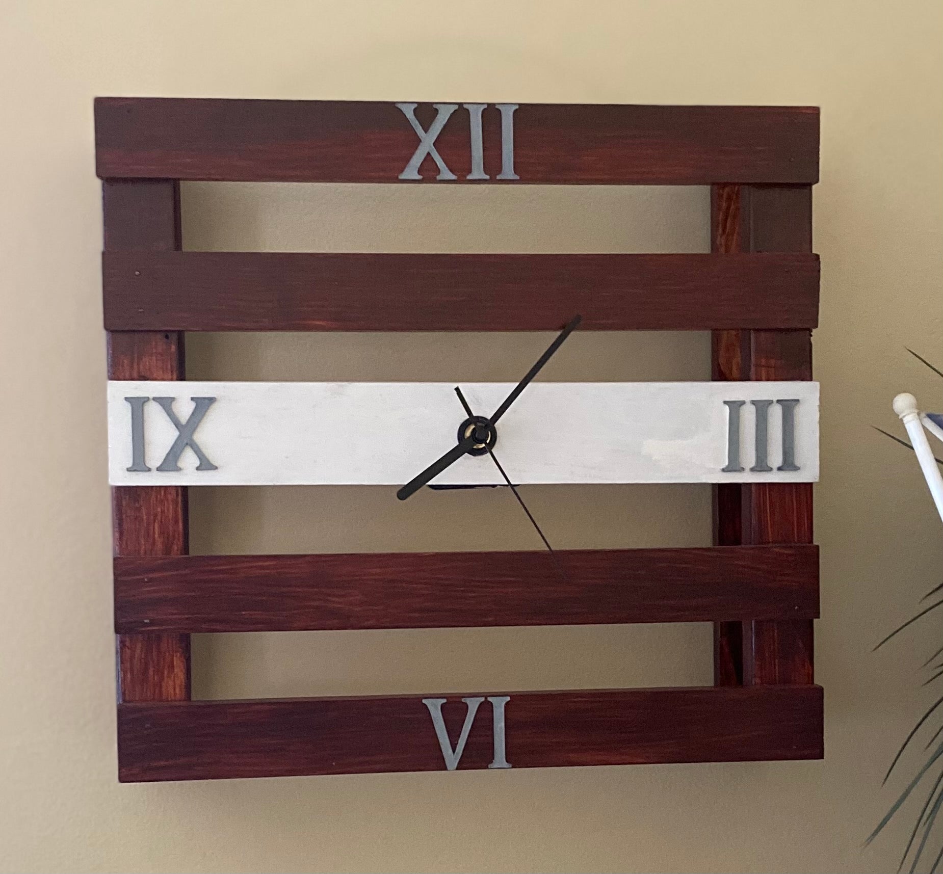 Plate pallet clock