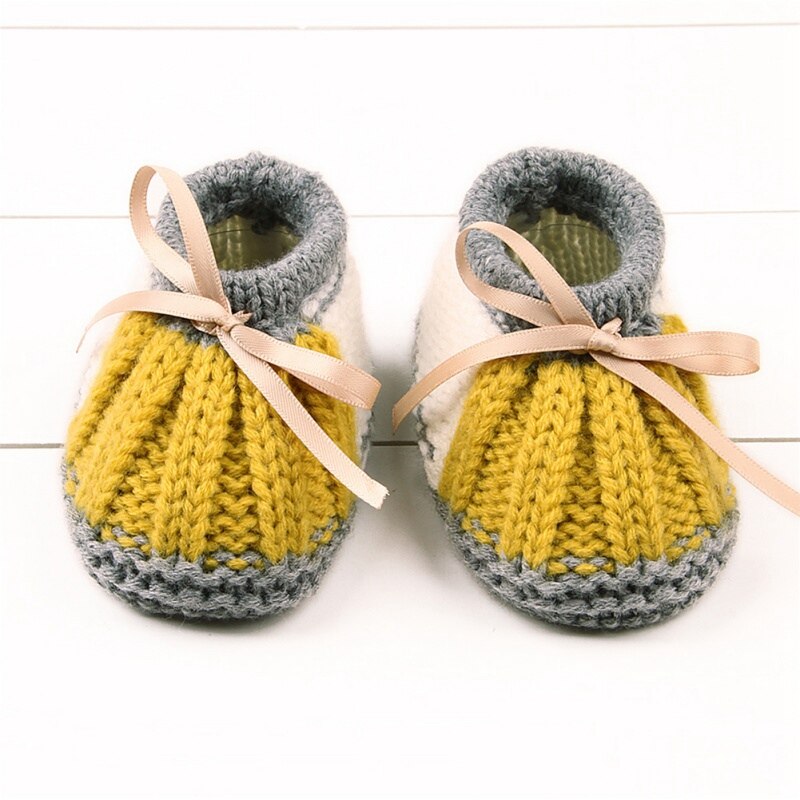 Newborn nitted shoes